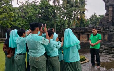 Belajar Sejarah Sekaligus Jaga Bumi: Siswa Kelas VII Produksi Film Dokumenter Candi Singosari Sambil Pilah Sampah Plastik
